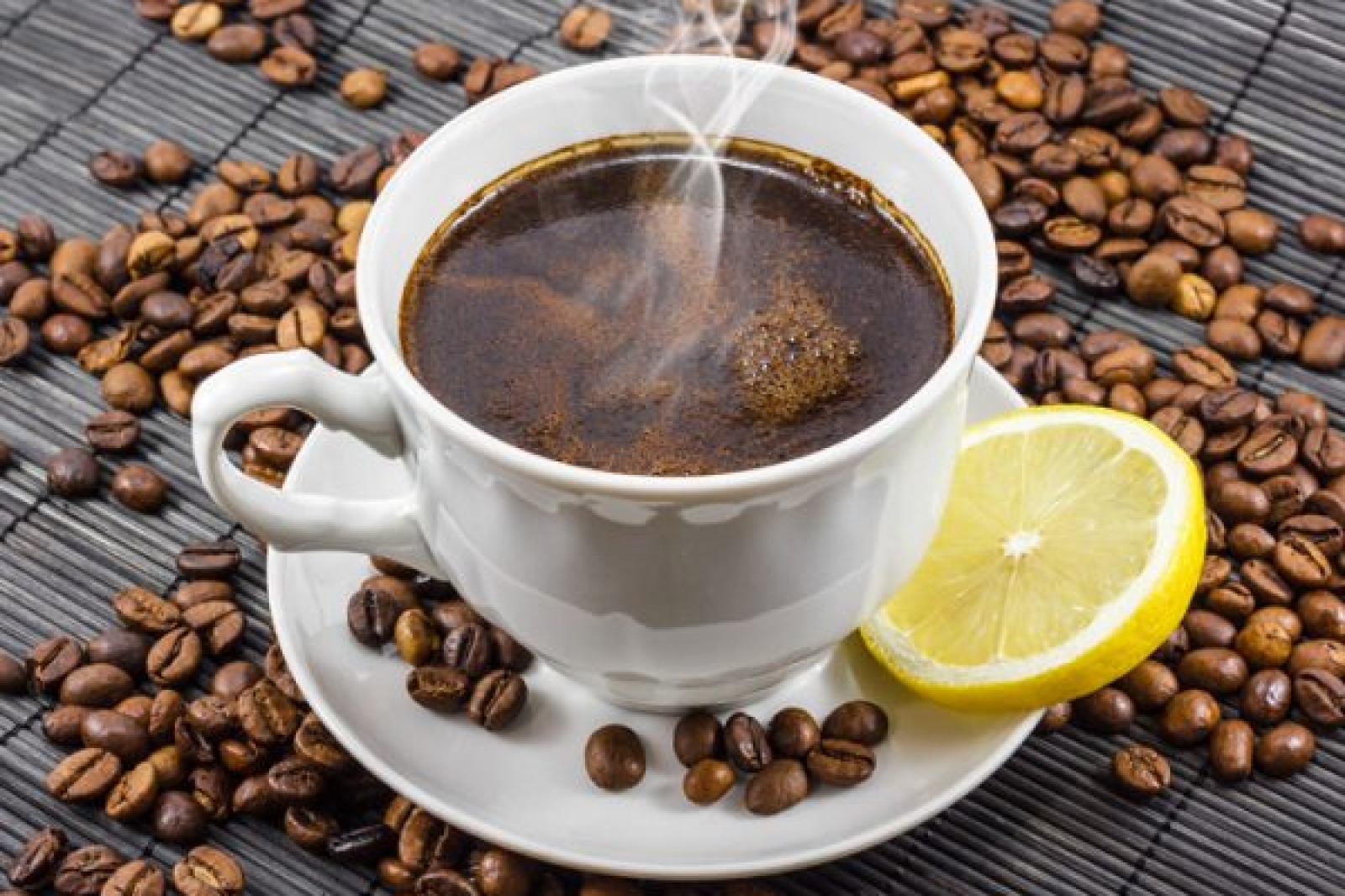 Что бодрит лучше кофе. Кофе с лимоном. Чашка кофе. "На чашечку кофе…?!". Черный кофе с лимоном.