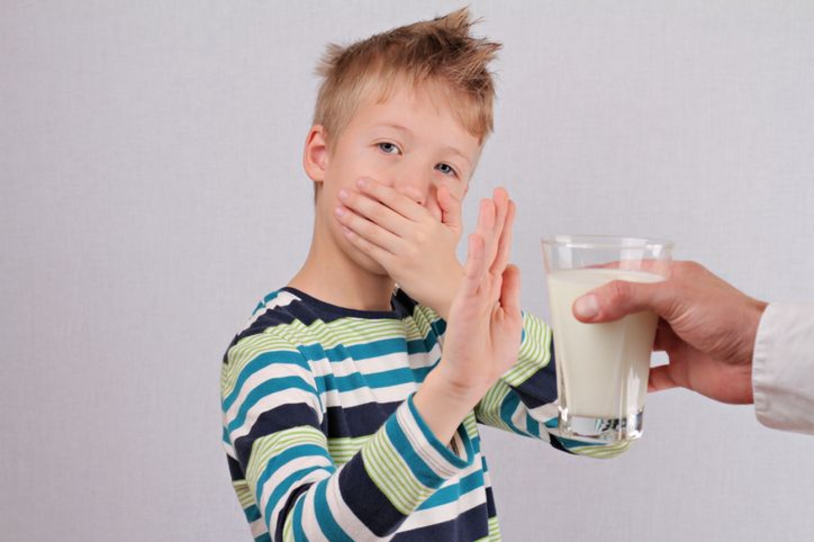 Мама хочу пить. Ребенок пьет молоко. Молоко для детей. Ребенок не хочет пить молоко. Непереносимость лактозы.