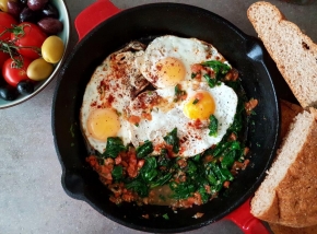 Spanac cu ouă, un mic dejun turcesc, rapid de preparat și extrem de delicios