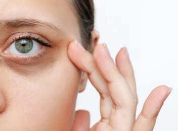 Cum să-ți prepari o cremă de ochi cu vitamina E ca să scapi de cearcăne