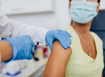 Ministrul Sănătății vrea ca pacienții cu boli cronice să beneficieze de vaccin compensat
