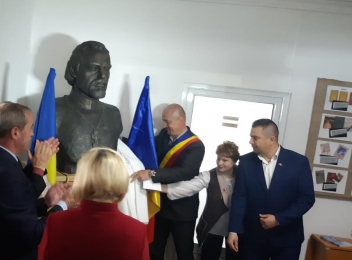 Alin Moldoveanu a dezvelit bustul poetului Alexei Mateevici, la Poiana Câmpina