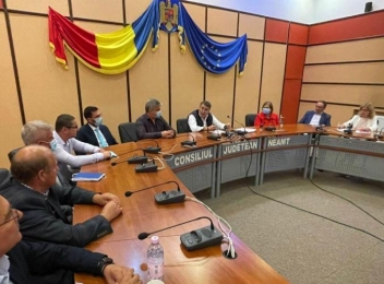 CJ Neamț a semnat contractele de reabilitare a axei rutiere Neamț-Bacău