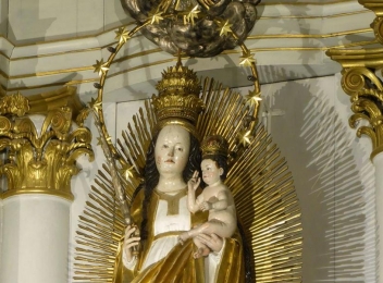Statuia Fecioarei Maria din Șumuleu-Ciuc