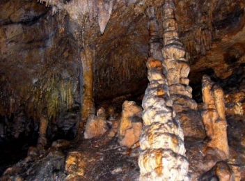 Peștera Șugău - locul în care, odată la 7 ani, curge aur pur din pereți