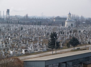 PRAHOVA  Ploieştenii din  Bereasca şi Mitică Apostol vor un alt administrator al cimitirelor din cartierele lor!
