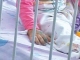 Un sistem sanitar “bolnav” grav! Copil de numai trei ani, legat cu hamuri de patul unei secții de Pediatrie din Bacău