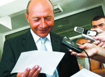 Traian Băsescu, comandant de navă