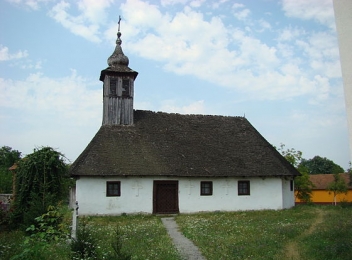 Biserica din Curtea, cel mai mare lăcaș de cult din lemn păstrat în Banat