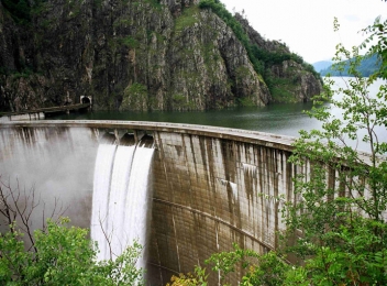 Barajul Vidraru – Masurat la inaltime, s-a situat aproximativ pe locul 8 in Europa si pe locul al 20-lea in lume.