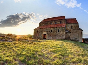 Cel mai reprezentativ monument romanic din Transilvania – Cetatea Cisnadioara