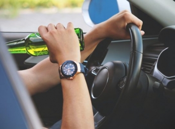 Autoritățile din Letonia confiscă mașinile șoferilor care au consumat alcool și le trimit în Ucraina