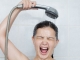 De ce nu trebuie să-ți speli părul atunci când faci duș