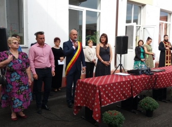  Alin Moldoveanu a dăruit elevilor bomboane Bucuria, aduse din Republica Moldova, în prima zi de școală