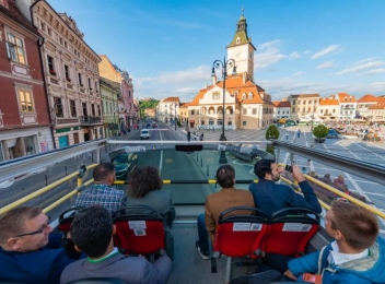 Cât costă o plimbare, prin centrul vechi al Brașovului, cu autobuzul turistic supraetajat