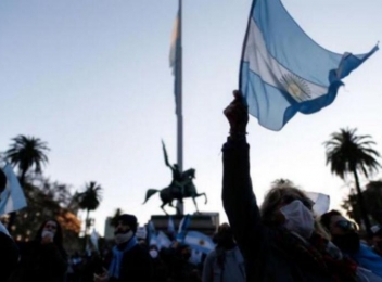 Proteste în Argentina: „Vor să ne domine prin boală și izolare!”