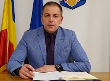 Cum motivează primarul din Marghita reducerea salariilor și cea de personal din administrația locală