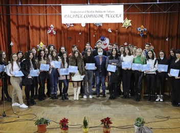 Primăria Tulcea a premiat 77 de elevi și 16 sportivi tulceni pentru performanțele lor
