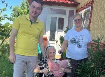 Primarul Țîrcă a sărbătorit o femeie de 100 de ani, din comuna pe care o conduce