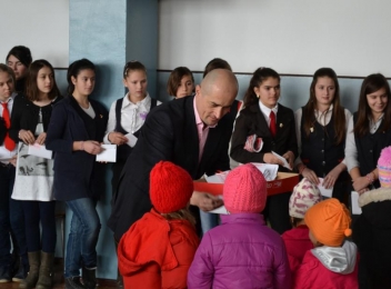 Alin Moldoveanu a oferit mărțișoare în școli și grădinițe