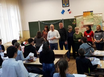 Alin Moldoveanu și colegii din Primăria Poiana Câmpina au fost emisarii Moșului pentru copiii de la Școala „Învățător Ion Mateescu”