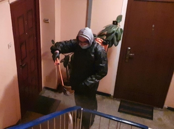 Primarul Alin Moldoveanu a dezinfectat, personal, toate scările de bloc și stațiile de autobuz din comuna Poiana Câmpina 