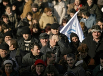 PROTEST la Mechel Târgovişte: Angajaţii au blocat DN 72
