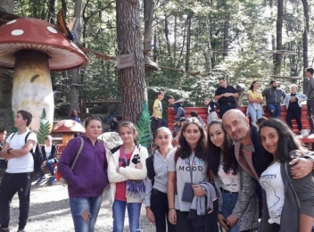   Alin Moldoveanu, dar pentru elevii din Poiana Câmpina: excursie la Dino Park și Cetatea Râsnov