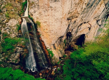 Peștera Huda lui Papară - printre cele mai spectaculoase peșteri din România
