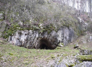 Peștera Vacii - una dintre cele 50 de peșteri din Cheile Cuților