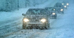 Atenție șoferi! Se dau amenzi usturătoare dacă se circulă cu mașina acoperită de zăpadă